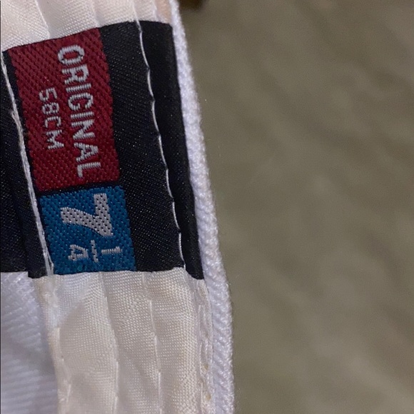 White & gold hat - Picture 4 of 5